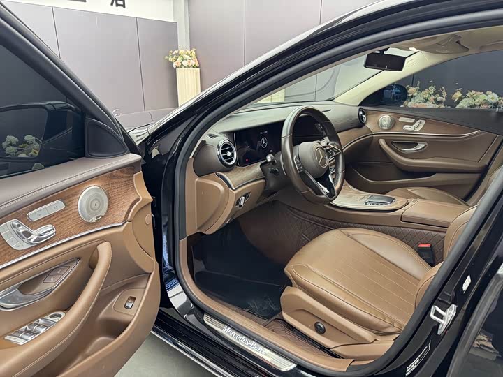 Фото 5 - Mercedes-Benz E-Class