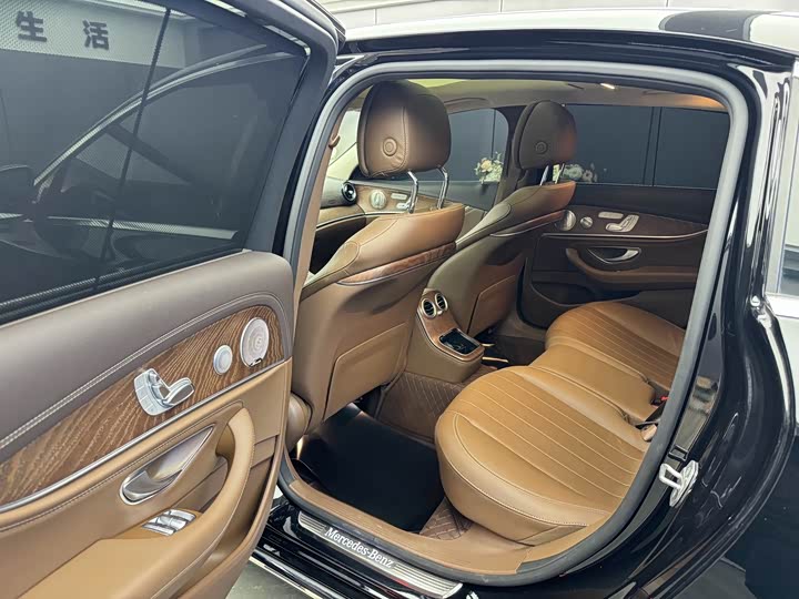 Фото 8 - Mercedes-Benz E-Class