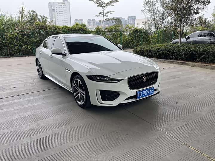 Фото 1 - Jaguar XE L
