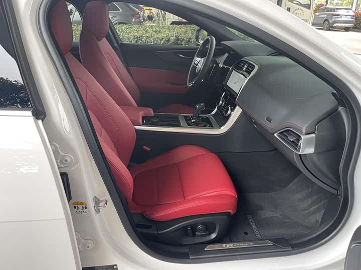 Фото 6 - Jaguar XE L