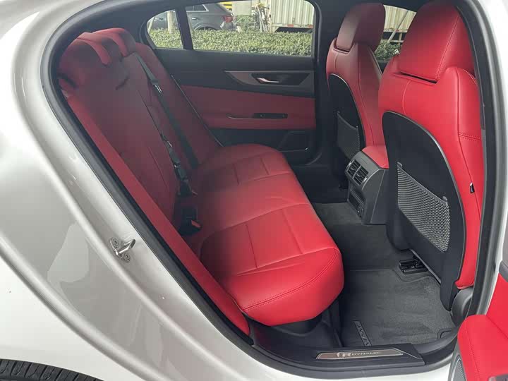 Фото 8 - Jaguar XE L