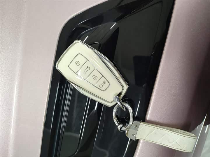 Фото 9 - Geely Icon