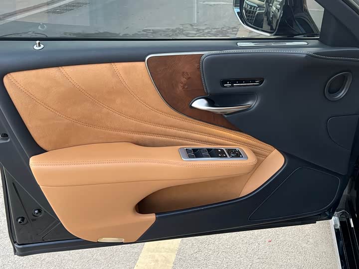 Фото 8 - Lexus LS