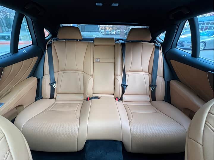 Фото 9 - Lexus LS