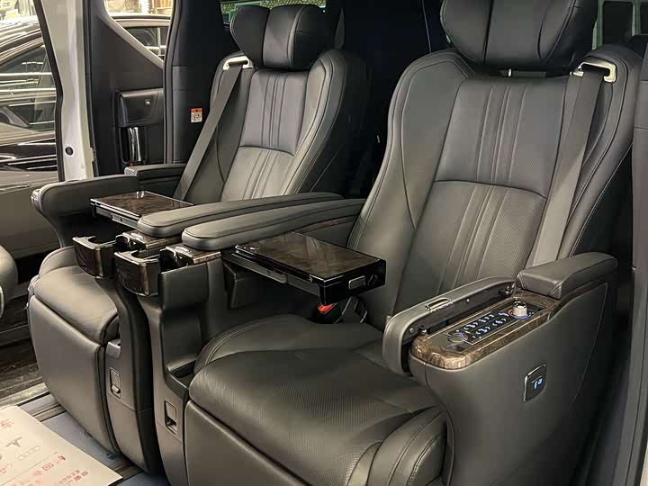 Фото 6 - Toyota Vellfire