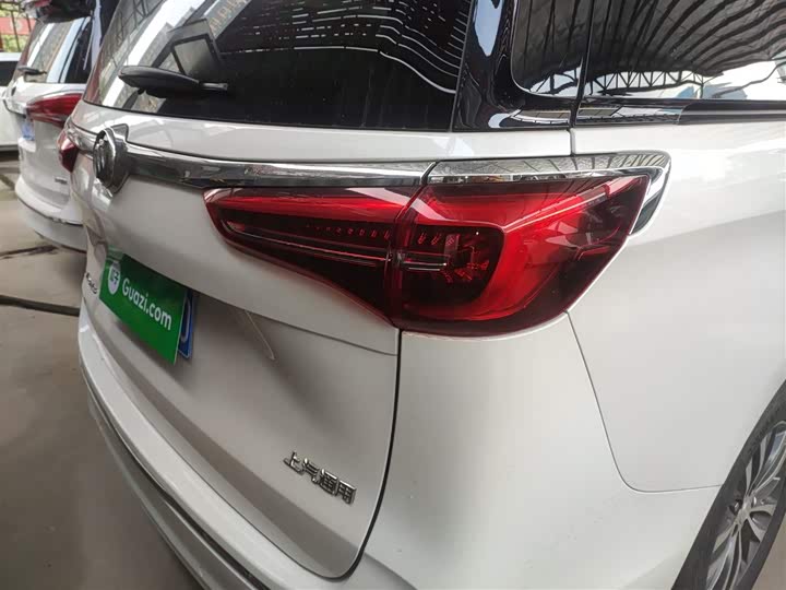 Фото 8 - Buick GL8 ES