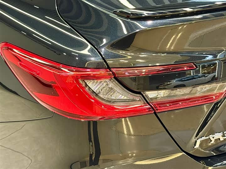 Фото 8 - Toyota Camry