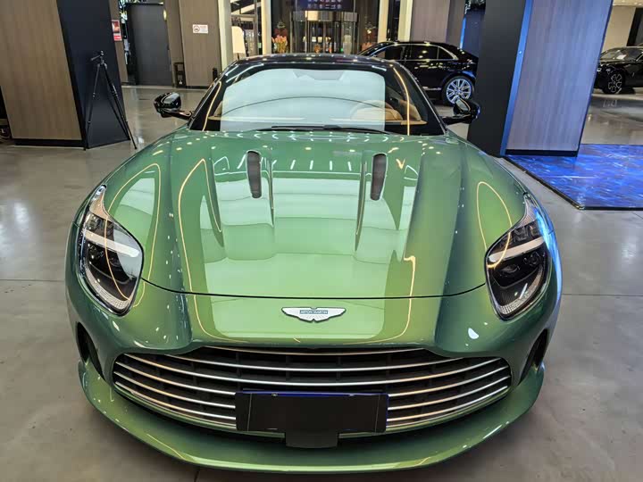 Фото 2 - Aston Martin DB12