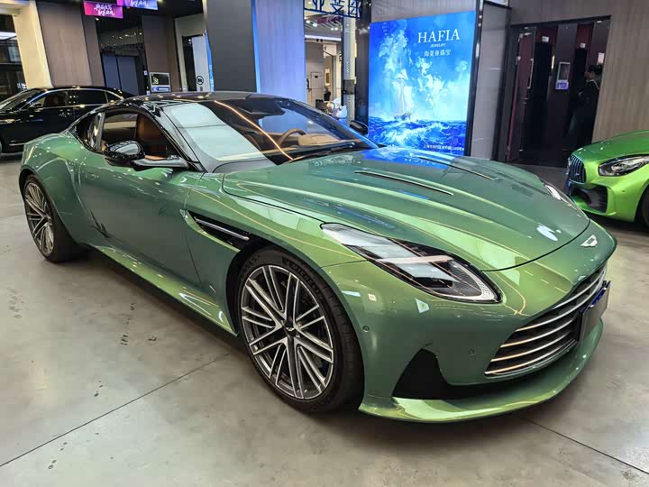 Фото 3 - Aston Martin DB12