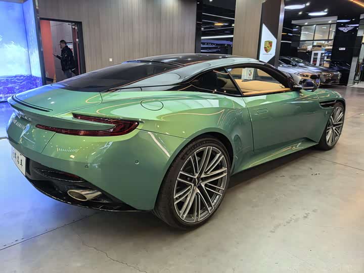 Фото 4 - Aston Martin DB12