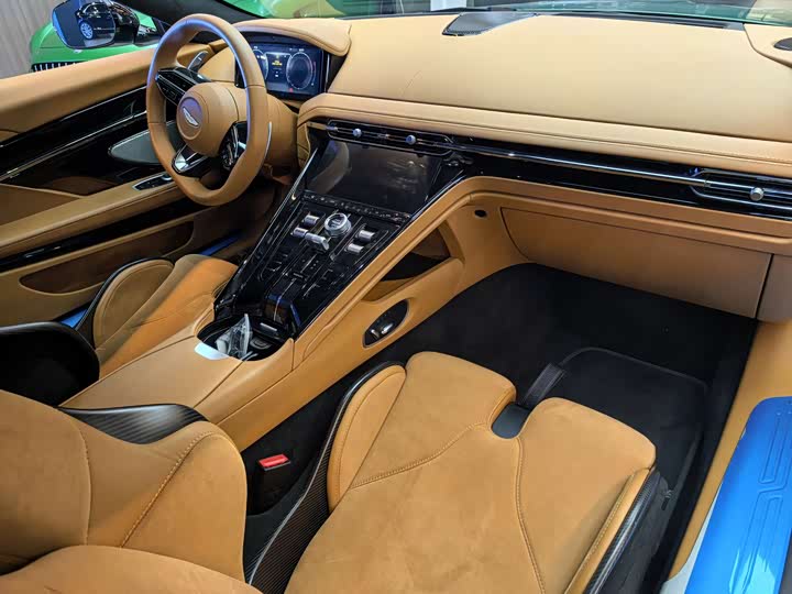 Фото 5 - Aston Martin DB12