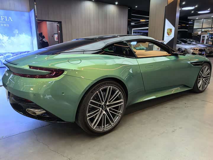 Фото 8 - Aston Martin DB12