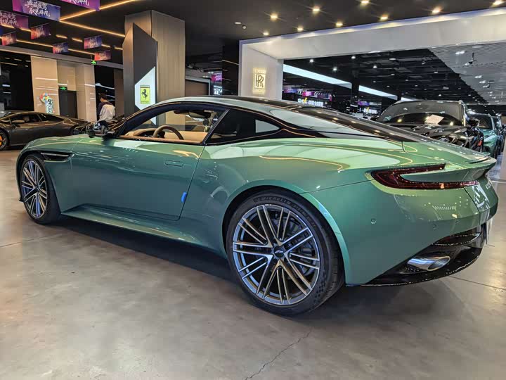 Фото 9 - Aston Martin DB12