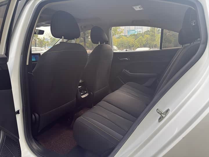 Фото 5 - Roewe i5