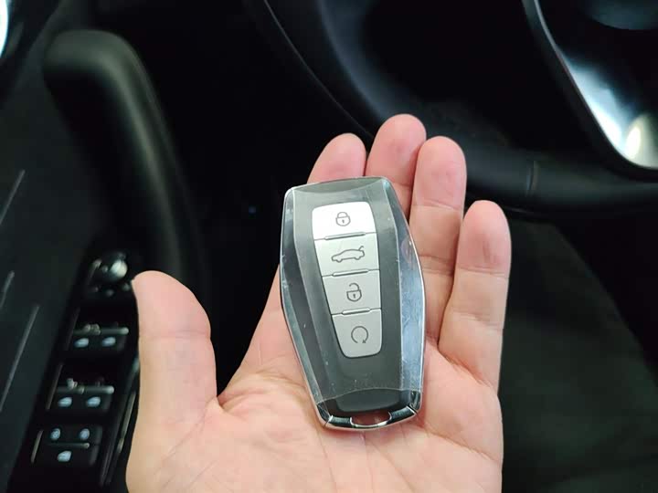 Фото 9 - Geely Monjaro