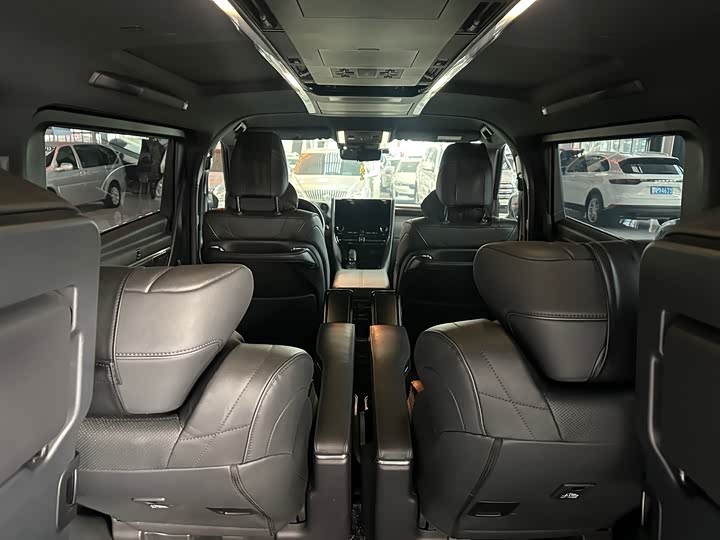 Фото 8 - Toyota Vellfire