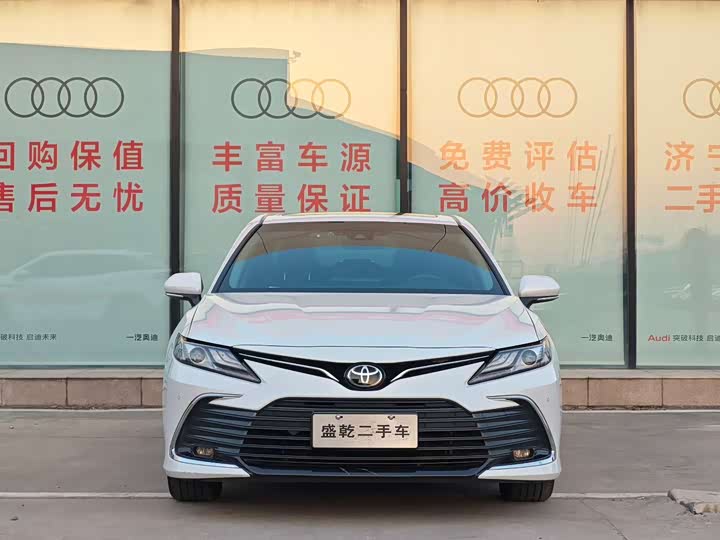 Фото 2 - Toyota Camry