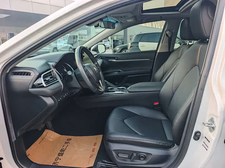 Фото 5 - Toyota Camry