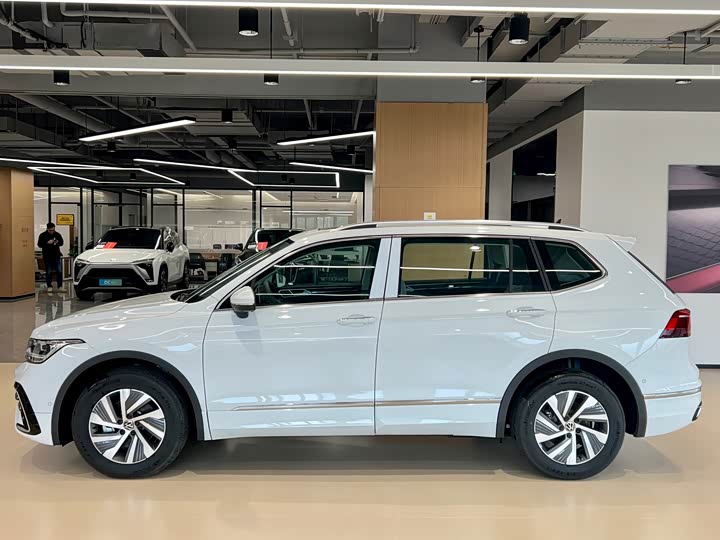 Фото 4 - Volkswagen Tiguan L Hybrid