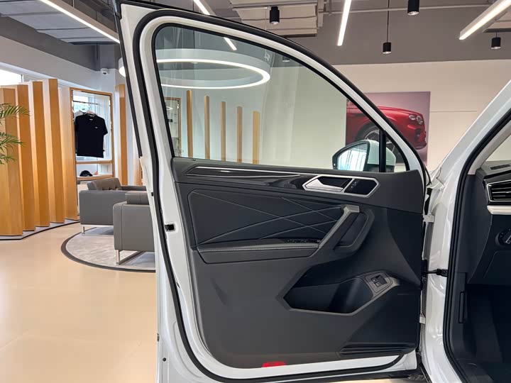 Фото 9 - Volkswagen Tiguan L Hybrid