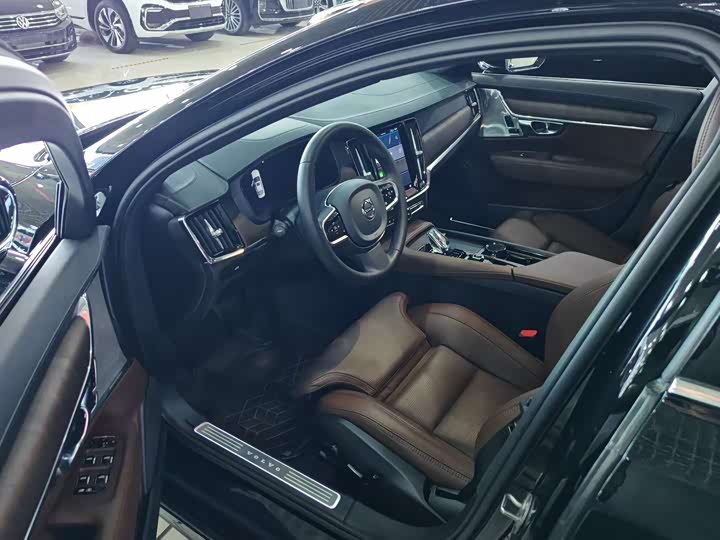 Фото 9 - Volvo S90