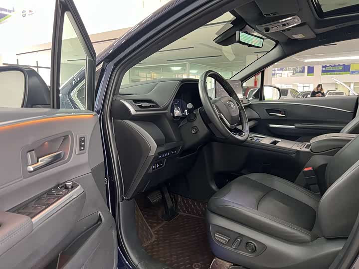 Фото 8 - Toyota Sienna