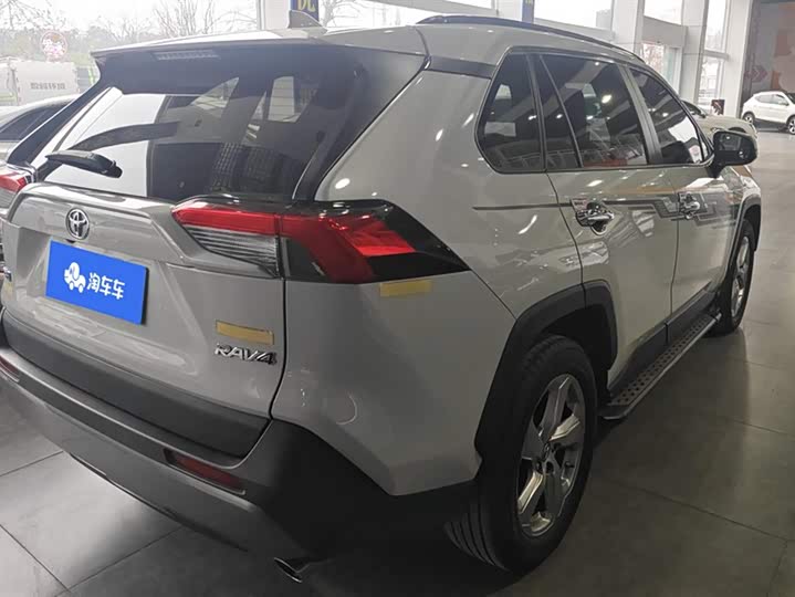 Фото 3 - Toyota RAV4