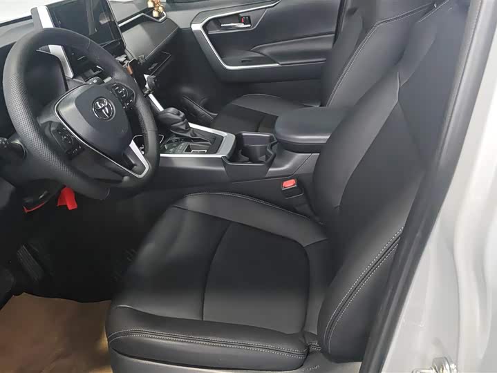 Фото 9 - Toyota RAV4