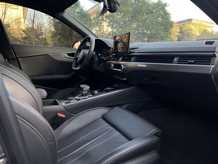 Фото 8 - Audi A4L