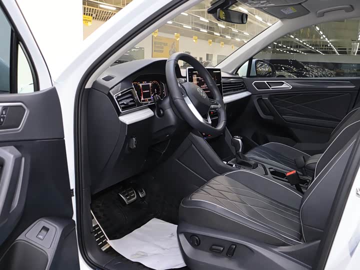 Фото 9 - Volkswagen Tiguan L Pro