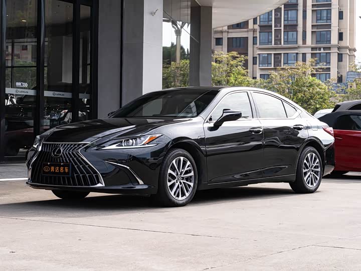 Фото 1 - Lexus ES