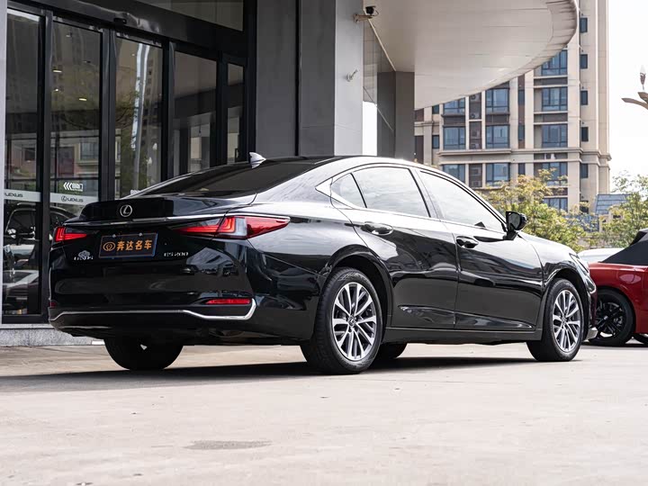 Фото 3 - Lexus ES