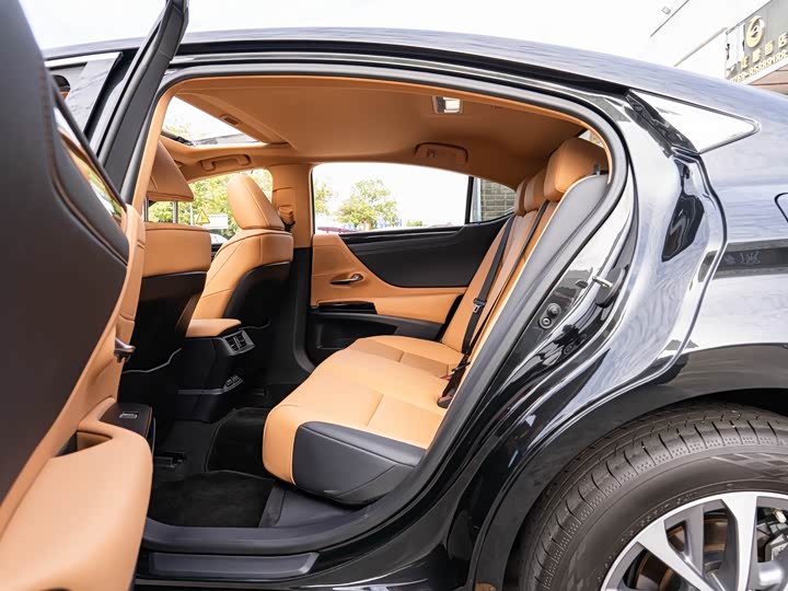 Фото 9 - Lexus ES