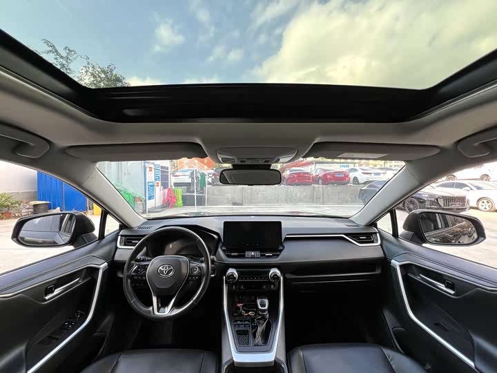 Фото 4 - Toyota RAV4