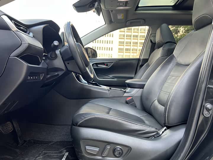 Фото 5 - Toyota RAV4