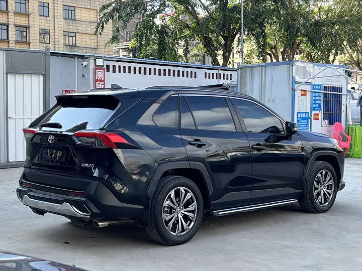 Фото 9 - Toyota RAV4