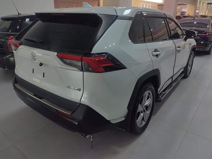 Фото 3 - Toyota RAV4