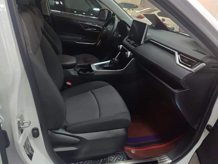 Фото 8 - Toyota RAV4