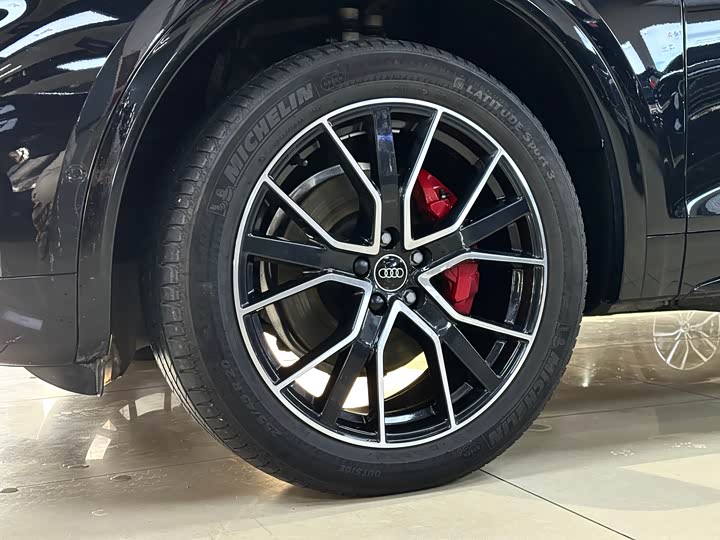 Фото 9 - Audi Q5L