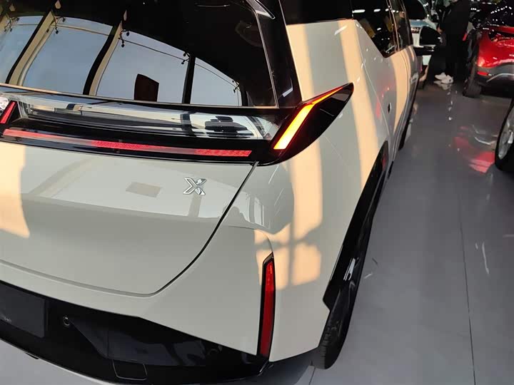 Фото 8 - Zeekr X