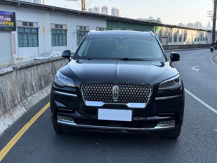 Фото 2 - Lincoln Aviator