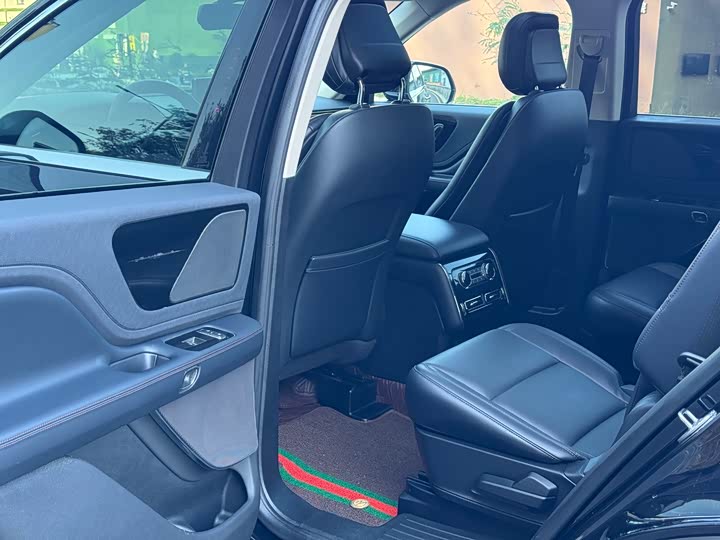 Фото 9 - Lincoln Aviator