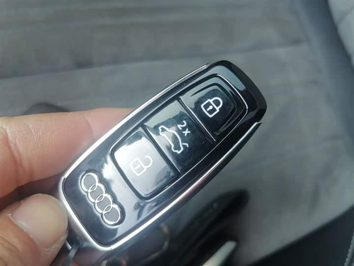 Фото 9 - Audi A6L