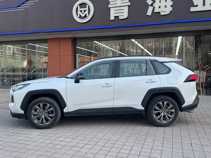 Фото 4 - Toyota RAV4