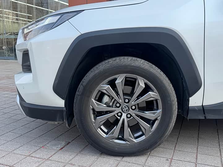 Фото 8 - Toyota RAV4