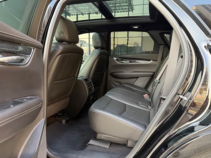 Фото 8 - Cadillac XT5
