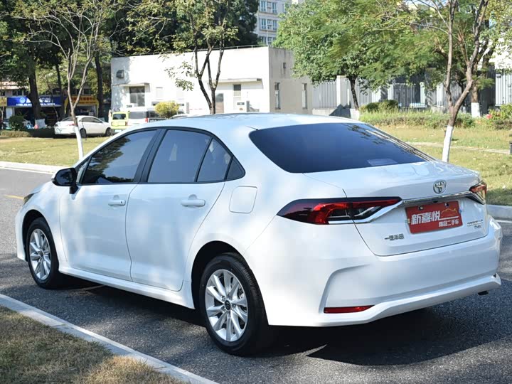 Фото 4 - Toyota Corolla