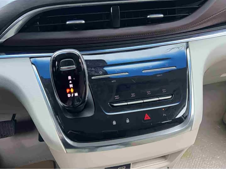 Фото 6 - Buick GL8 ES