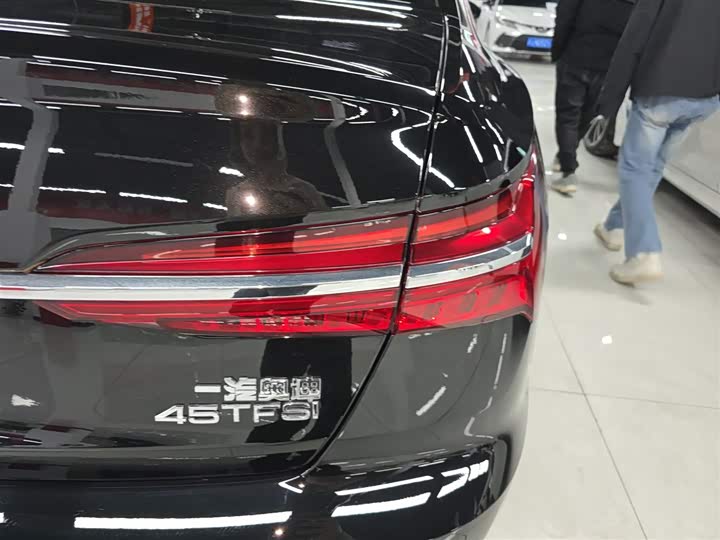 Фото 8 - Audi A6L