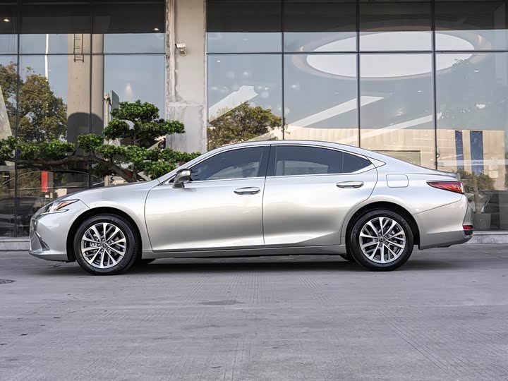 Фото 4 - Lexus ES